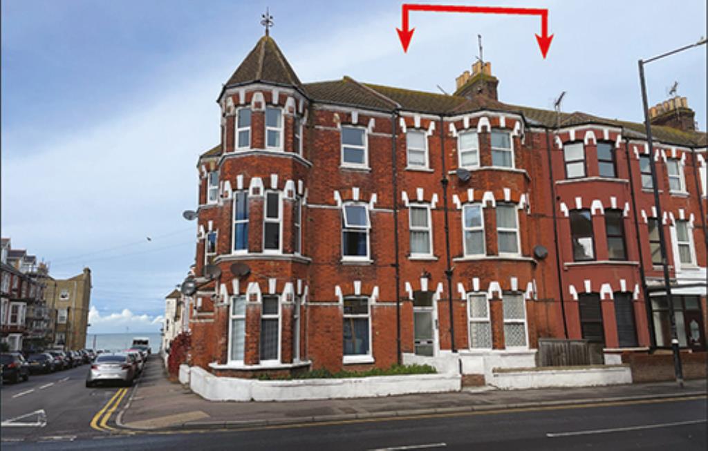 Lot: 20 - FREEHOLD BLOCK OF THREE FLATS FOR INVESTMENT - 